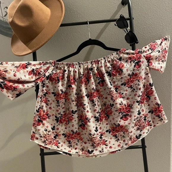 Free kisses off the shoulder floral blouse top size Medium - Picture 4 of 11